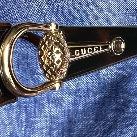 Gucci classic sunglasses & case - Picture 2 of 16